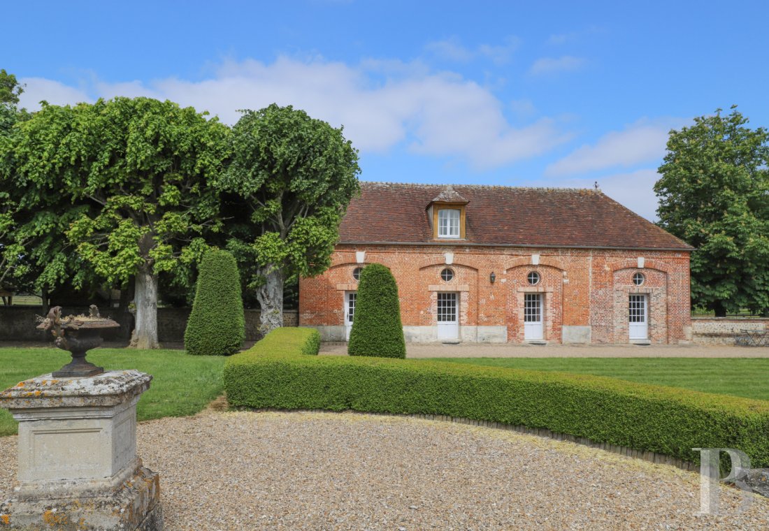 An 18th-century château with extensive grounds and French-style gardens in Eure, north of Évreux - photo  n°46